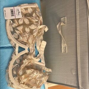 Free people Elegant Lace Bra with Leaf Design new with tags 34d